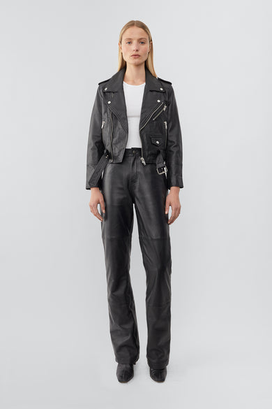 Model wearing Joan jacket, with a cropped cut and features all the right details including a practical inside pocket. Made from recycled leather.