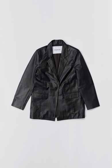 Black Deadwood single-button blazer with a 90's feel to it. It features rounded flap pockets, an inside pocket and has a regular fit. Made of recycled leather.