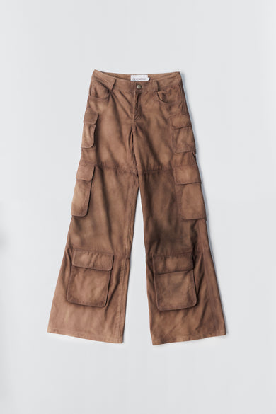 Deadwood Cargo Leather Pants – Workwear-inspired leather pants with a wide, relaxed fit and a flowing silhouette. Featuring double waist pockets, multiple cargo pockets with hidden push-button closures, and a mid-waist zip fly. Lined with fabric made from 100% recycled plastic bottles.