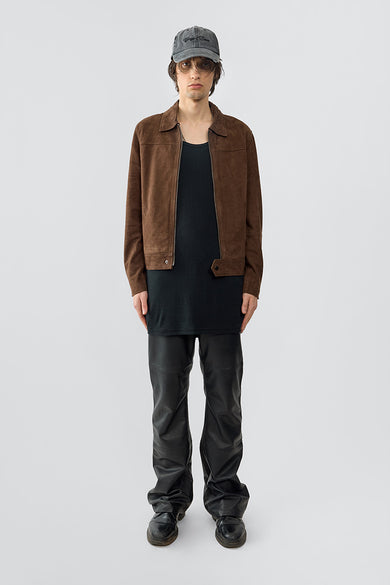 The Brown Sharpe Suede Jacket features a 60’s-inspired straight-cut silhouette made from recycled suede leather. It has a zipper closure at the front, waist pockets, and a sustainable lining crafted from recycled PET bottles, blending vintage style with eco-conscious craftsmanship.
