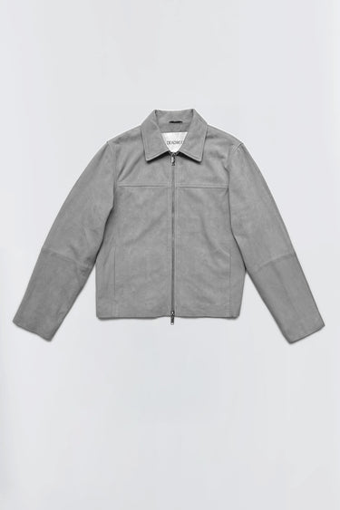 Steele is a grey overshirt made from recycled suede with a boxy fit. It features a front zipper in silver, combining modern style with sustainable materials.