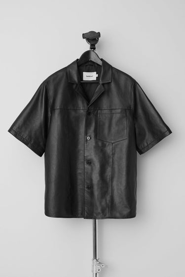 Deadwood short sleeve leather shirt in black, inspired by vintage hawaiian shirts. Made from recycled lambskin leather.
