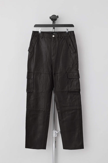 Straight cut cargo Deadwood pants with slightly dropped crotch, zip fly and workwear-inspired double waist pockets and leg pockets. One 32” length fits all.