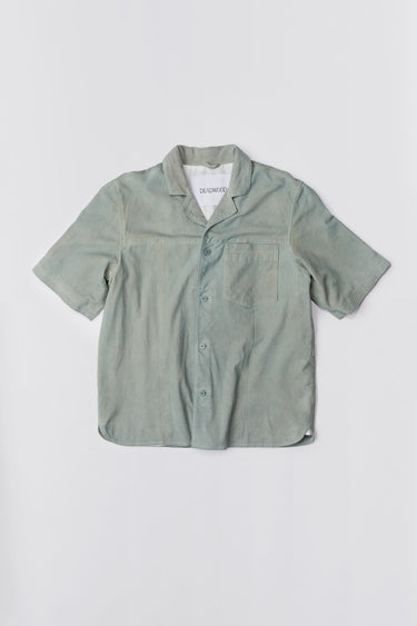 Deadwood short sleeve suede shirt in the color ice, inspired by vintage hawaiian shirts. Made from recycled suede.