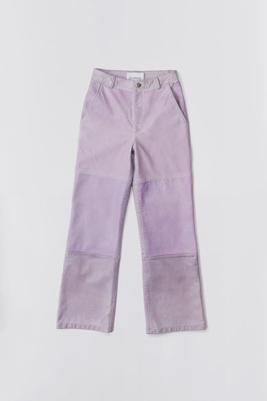Deadwood leather pants with a casual straight to semi wide fit. Here in color lavender. Made from recycled leather. 