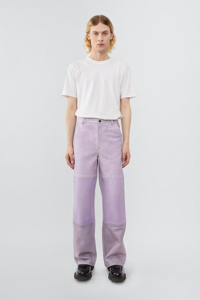 Model wearing Deadwood leather pants with a casual straight to semi wide fit. Here in color lavender. Made from recycled leather. 