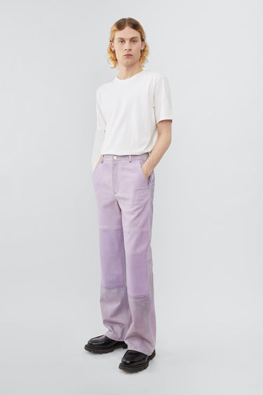 Model wearing Deadwood leather pants with a casual straight to semi wide fit. Here in color lavender. Made from recycled leather. 