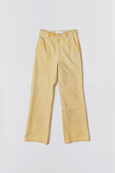 Deadwood leather pants with a casual straight to semi wide fit. Here in color mimosa. Made from recycled leather. 